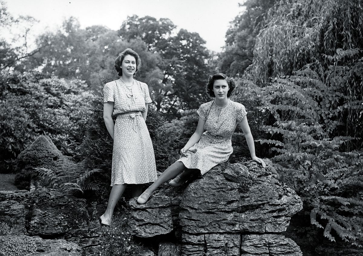 Принцесса Елизавета и принцесса Маргарет в садах Royal Lodge