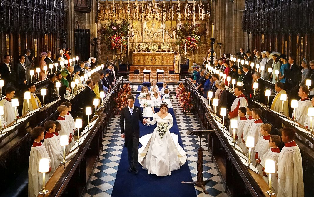 Принцесса Евгения Йоркская и Джек Бруксбэнк присутствуют на свадьбе принцессы Евгении Йоркской и Джека Бруксбэнка в часовне Святого Георгия