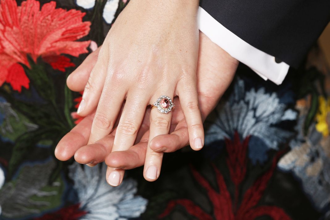 Принцесса Евгения носит кольцо с сапфиром, окруженным бриллиантами
