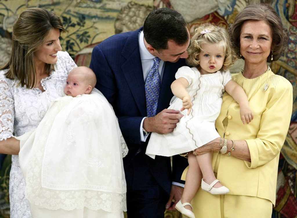 Принцесса Испании Летиция держит свою дочь принцессу Софию с наследным принцем Испании Фелипе и королевой Испании Софией, которая держит принцессу Леонор во время крещения принцессы Софии