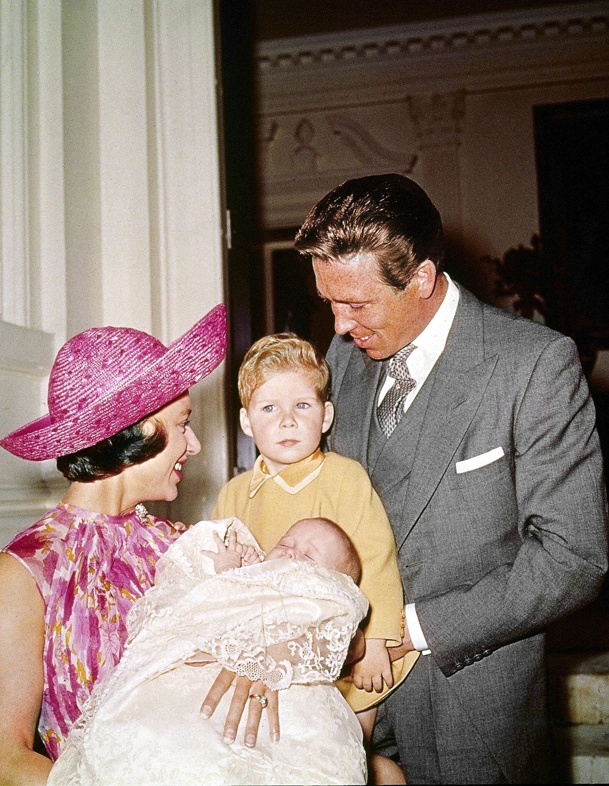 Принцесса Маргарет, Энтони Армстронг-Джонс с детьми Сарой и Линли покидают Кенсингтонский дворец на церемонию крещения