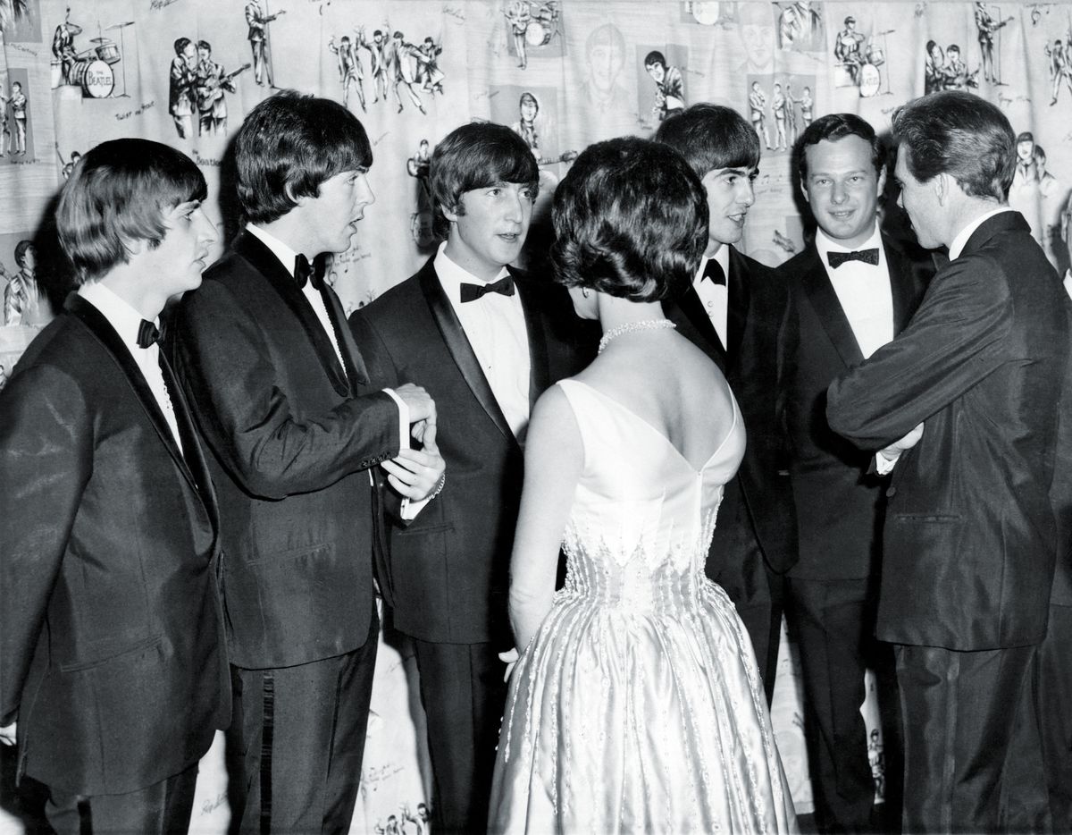 Принцесса Маргарет и граф Сноудон встречаются с британской рок-группой The Beatles