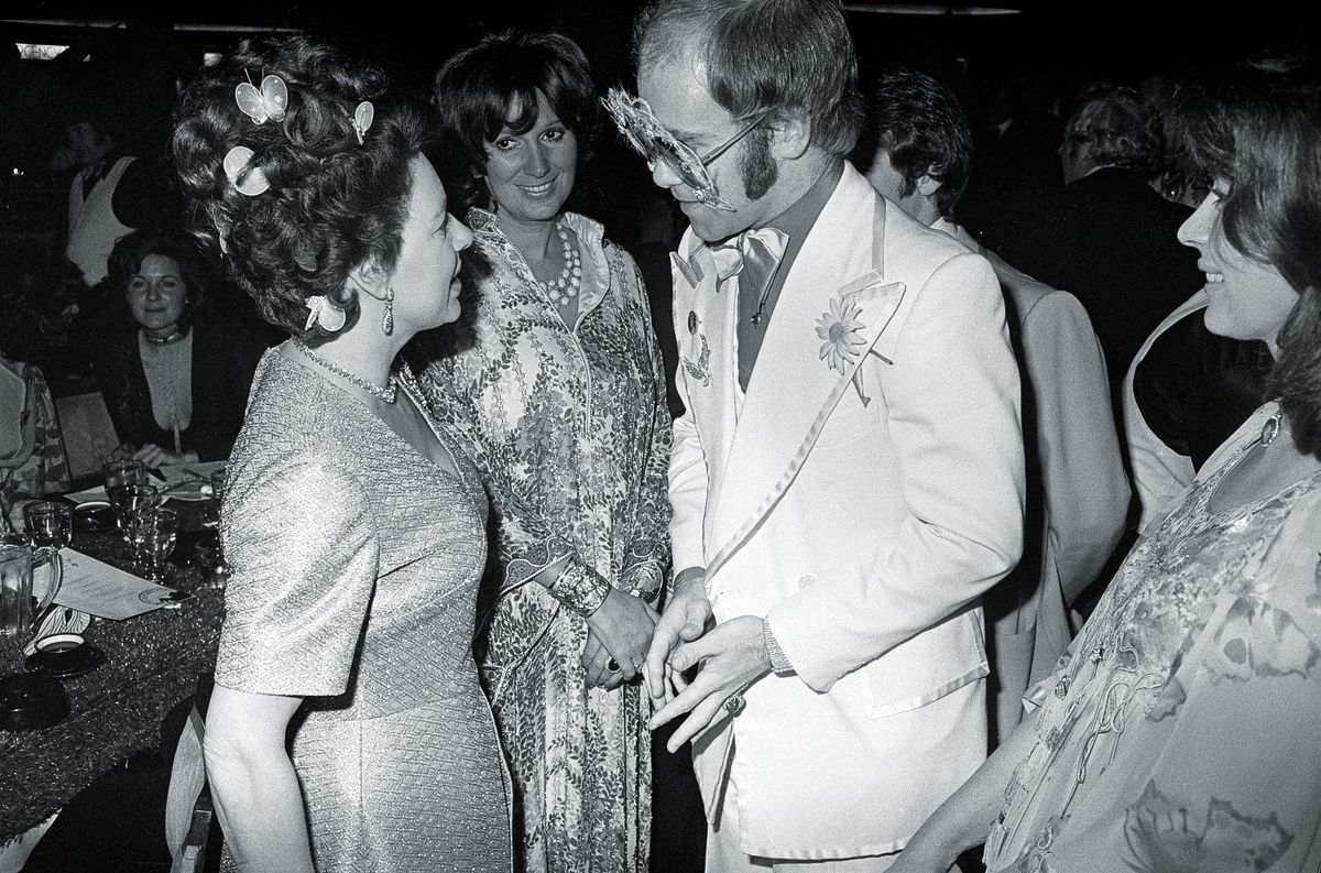 Принцесса Маргарет разговаривает с Элтоном Джоном на мероприятии в 1974 году