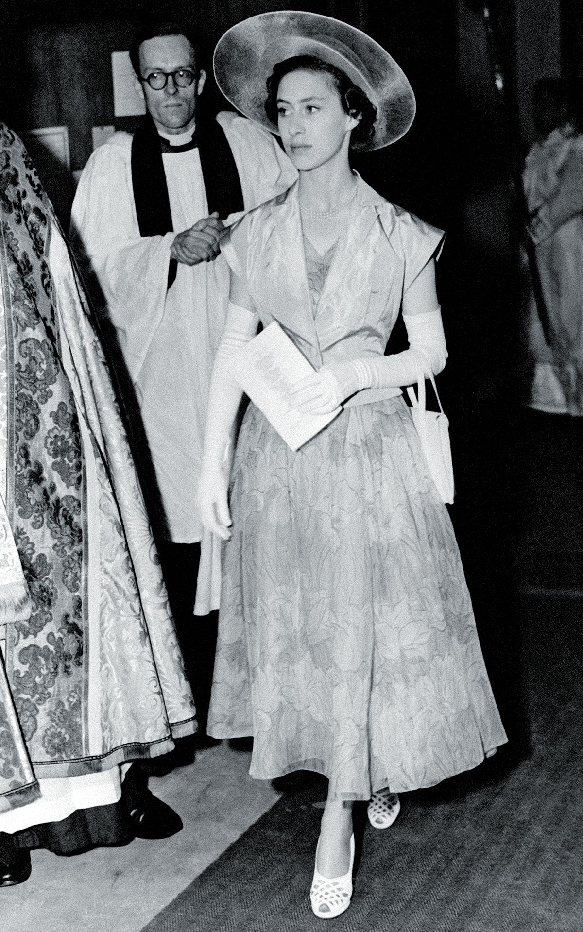 Принцесса Маргарет выходит из церкви Святого Петра после свадьбы Дэвида Сомерсета и Кэролайн Тинн в Лондоне, 5 июля 1950 г.