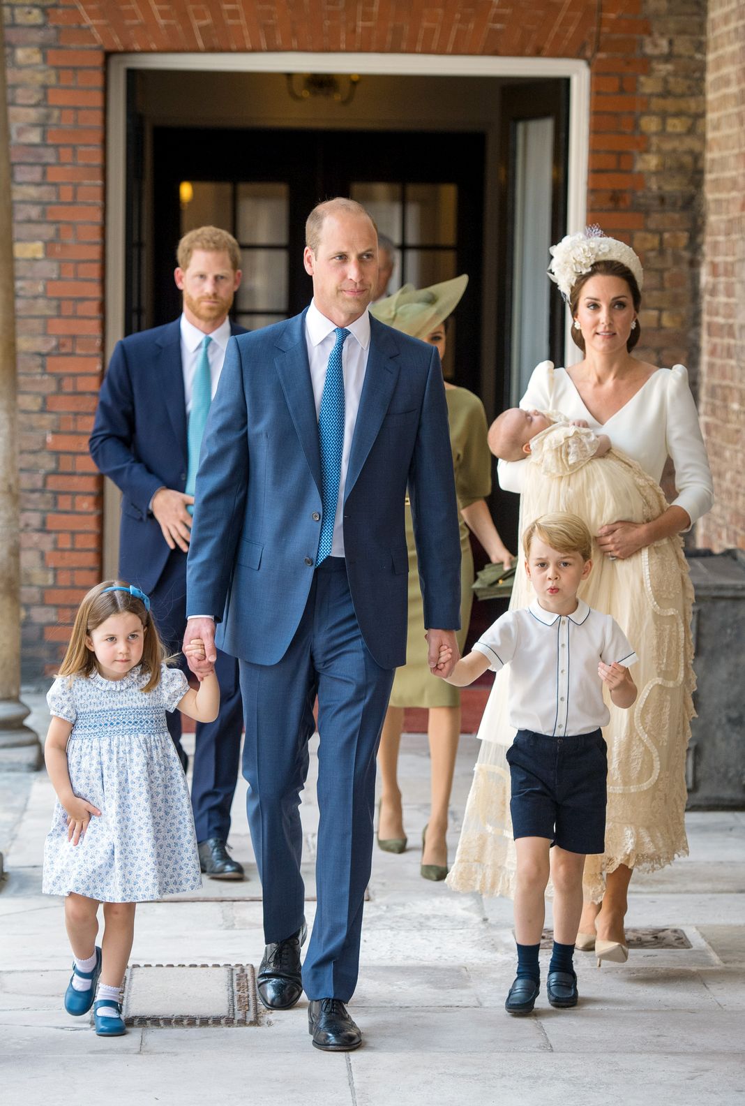 Принцесса Шарлотта и принц Джордж держатся за руки своего отца, принца Уильяма, герцога Кембриджского и принца Луи, которого несет Кэтрин, герцогиня Кембриджская