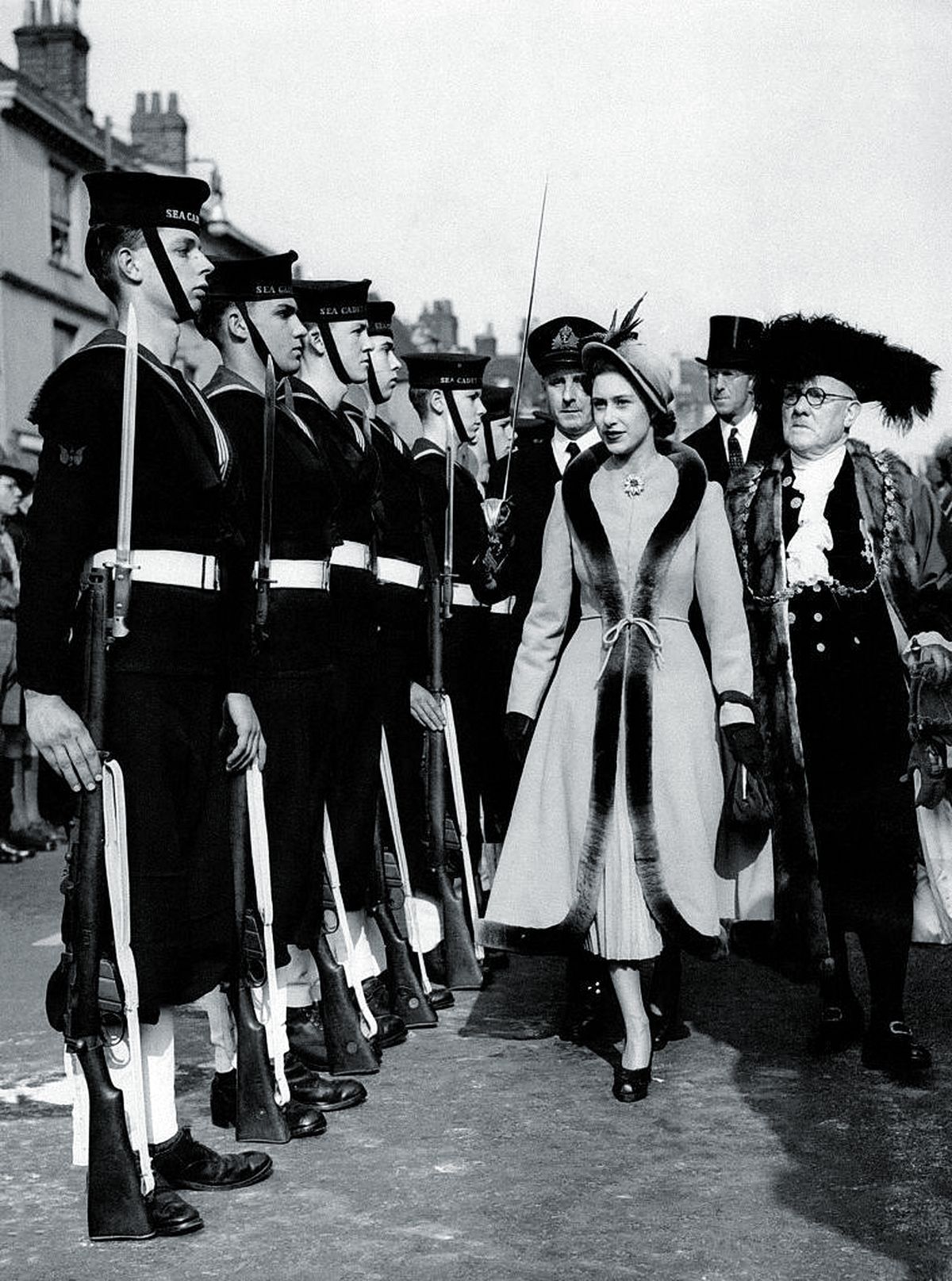 Принцессу встречает почетный караул кадетов вместе с лорд-мэром Бристоля во время ее визита в Бристоль, 28 марта 1949 г.