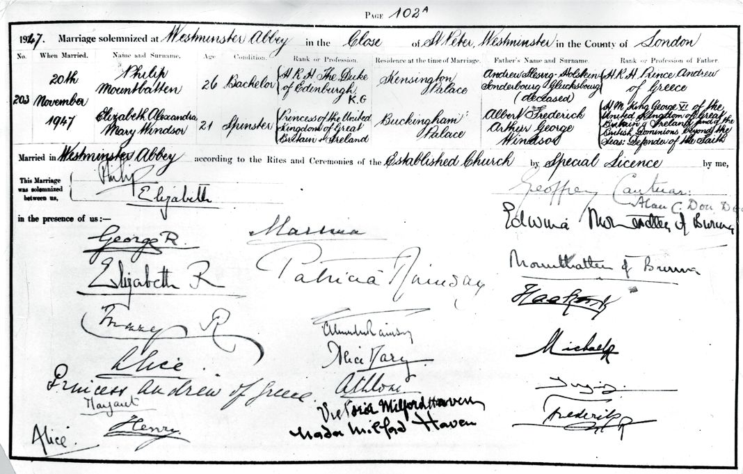 Регистрация брака с подписями Филиппа и Елизаветы, короля и королевы, а также членов королевской семьи.