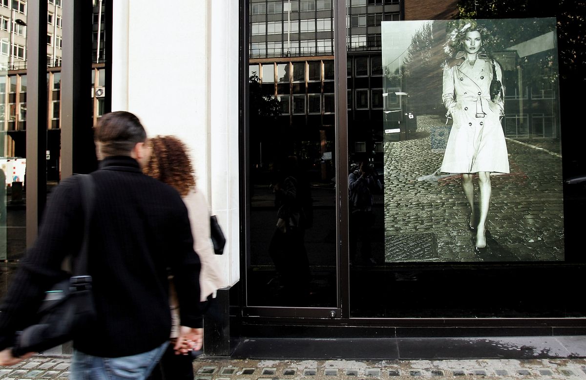 Рекламная кампания Burberry с изображением Кейт Мосс в Найтсбридже