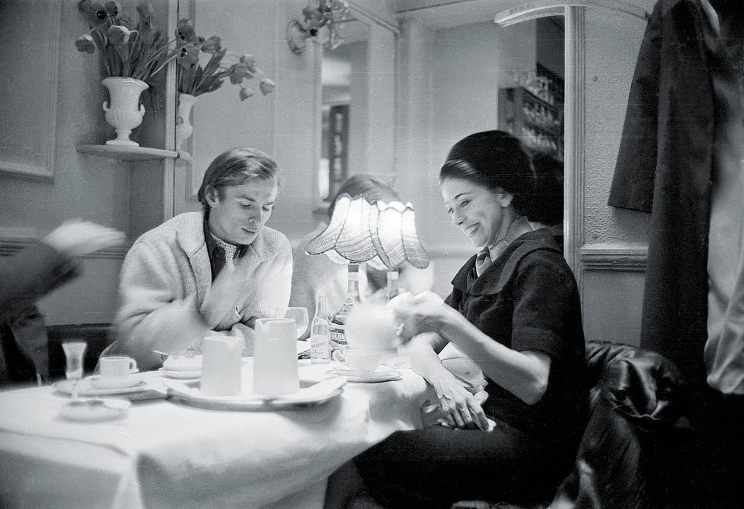 Рудольф Нуриев и Марго Фонтейн вместе пьют чай