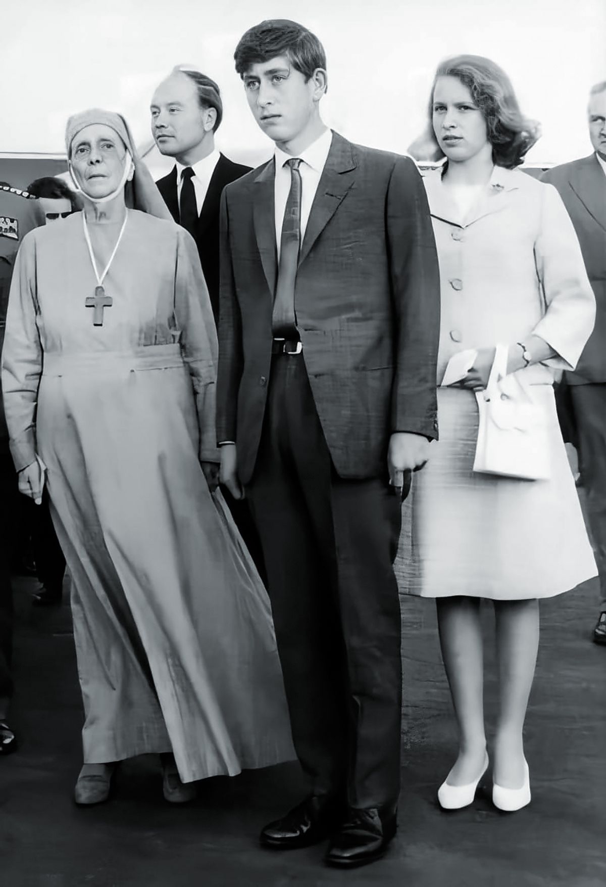 С внуками, принцем Чарльзом и принцессой Анной