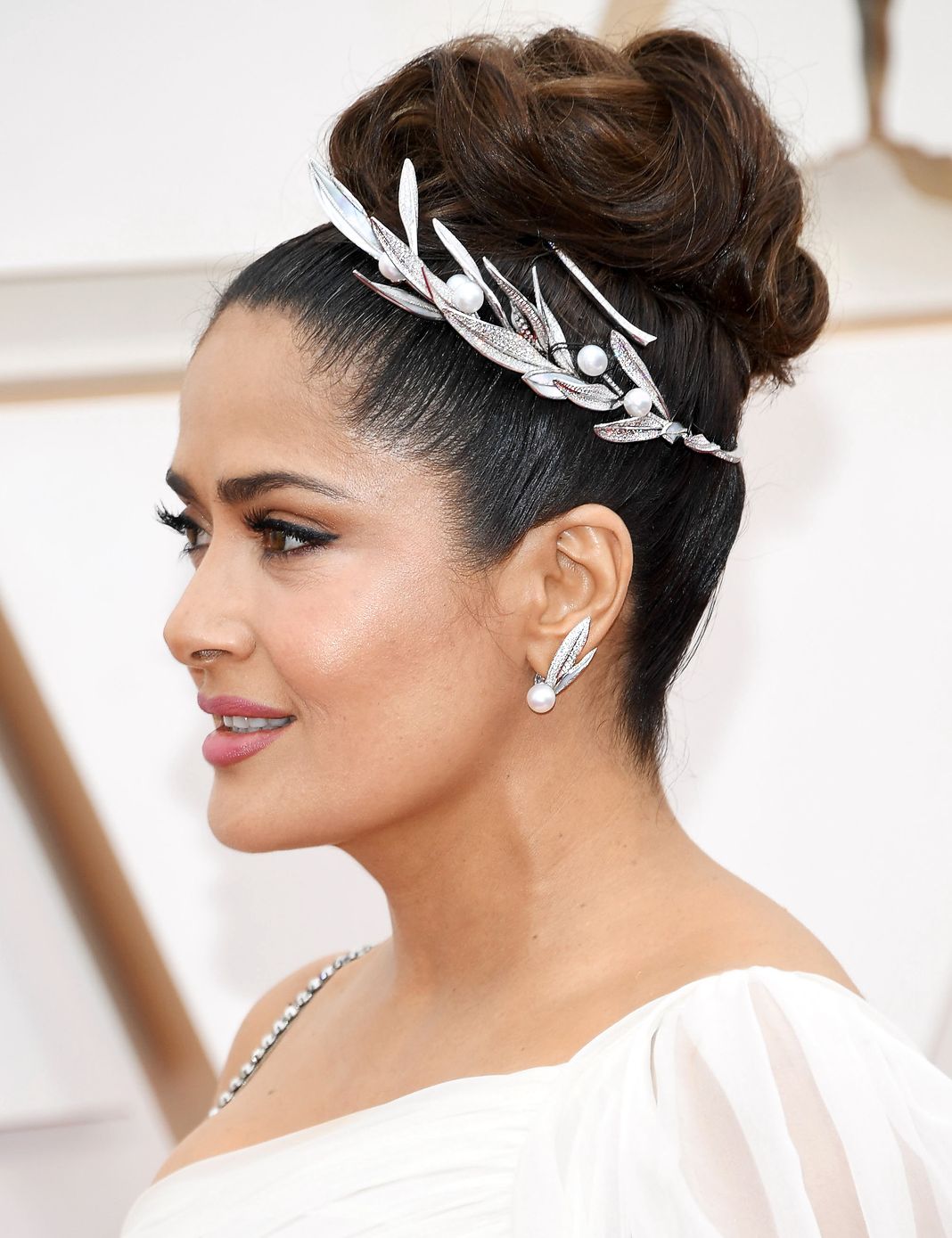 Сальма Хайек оформила бриллиантовое и жемчужное ожерелье Boucheron в виде тиары на церемонию вручения премии «Оскар» 2020