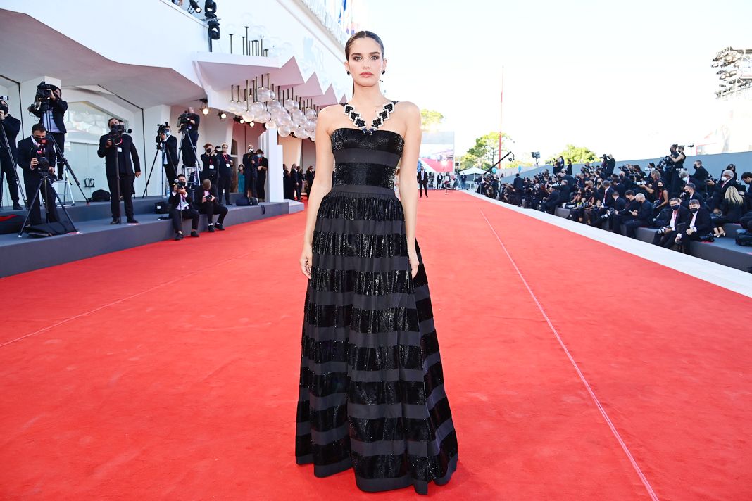Сара Сампайо в платье Armani Prive на открытии 78-го Венецианского международного кинофестиваля