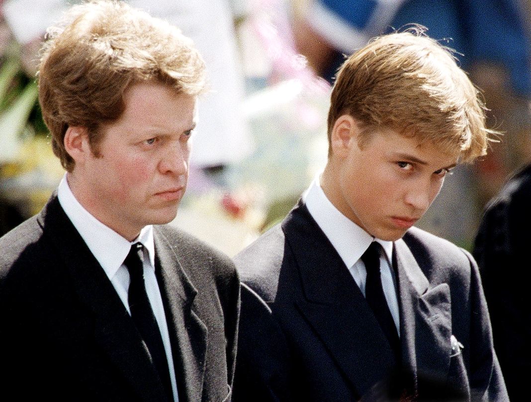 Сын Дианы, принц Уильям, и ее брат Эрл Спенсер на церемонии похорон принцессы Уэльской