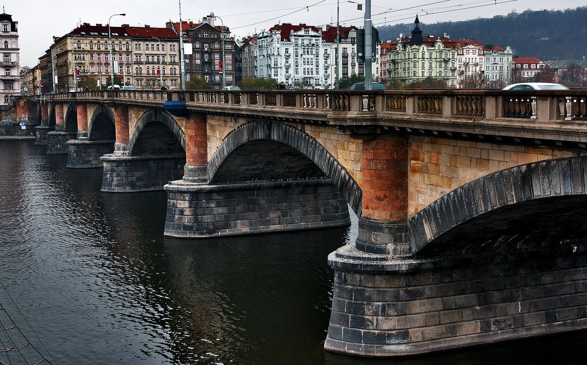 45-летний Гарри О'Коннор погиб на съемках фильма Вин Дизеля «Три икса» в Праге, разбившись о мост Палацкого