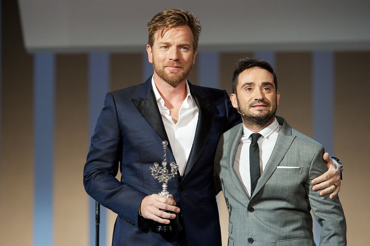 Актер Эван Макгрегор получает от кинорежссера Хуана Антонио Байоны награду Donostia в рамках 60-го Международного кинофестиваля в Сан-Себастьяне