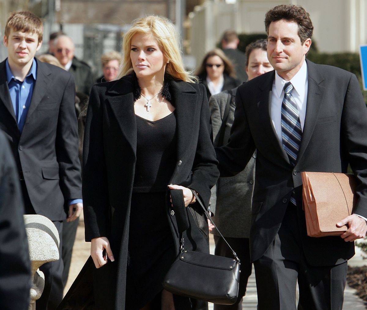 Анна Николь Смит вместе со своим поверенным Говардом Стерном отправляется в Верховный суд по поводу имущества ее покойного мужа