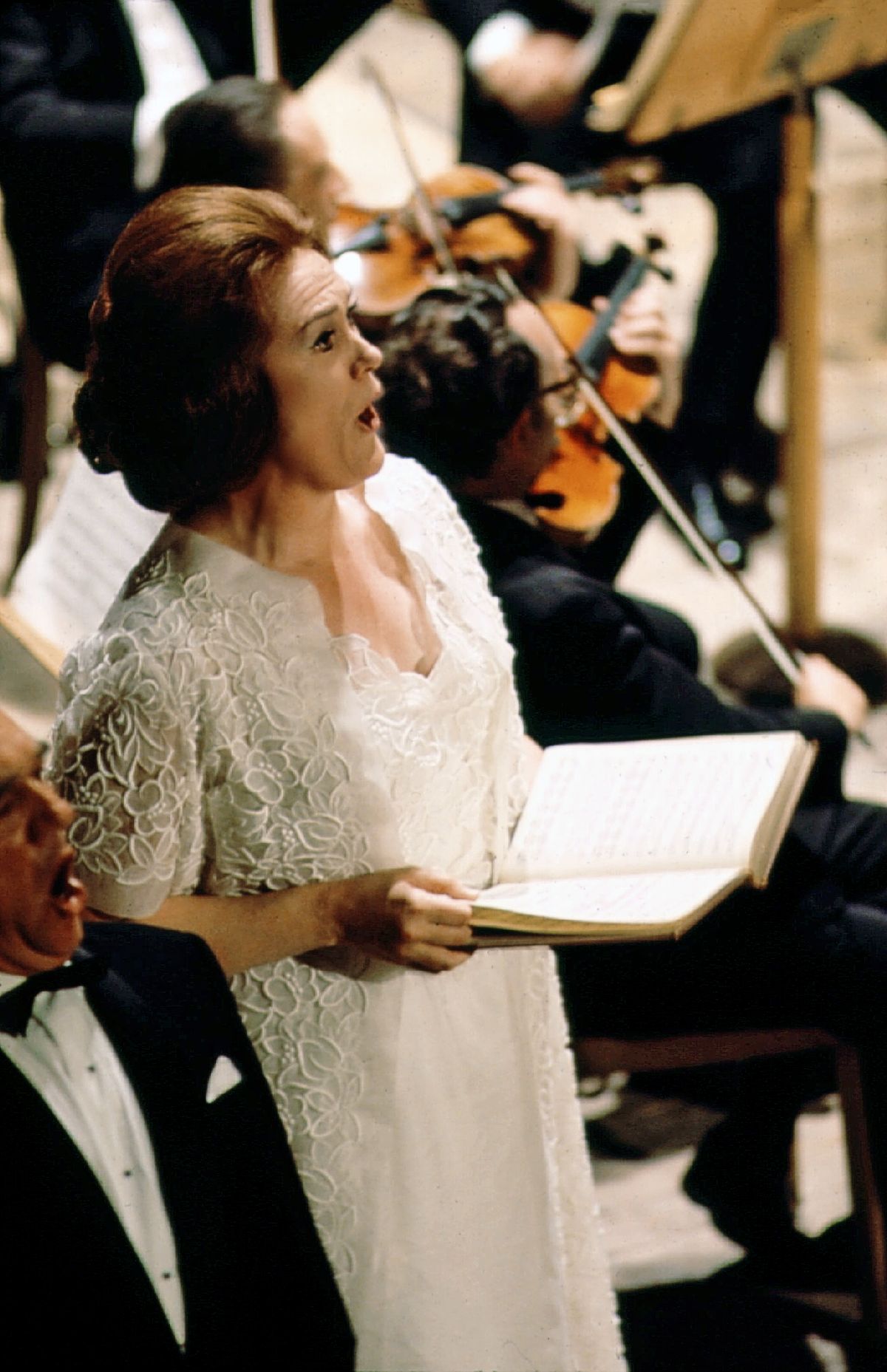 Австралийское оперное сопрано Джоан Сазерленд выступает на концерте