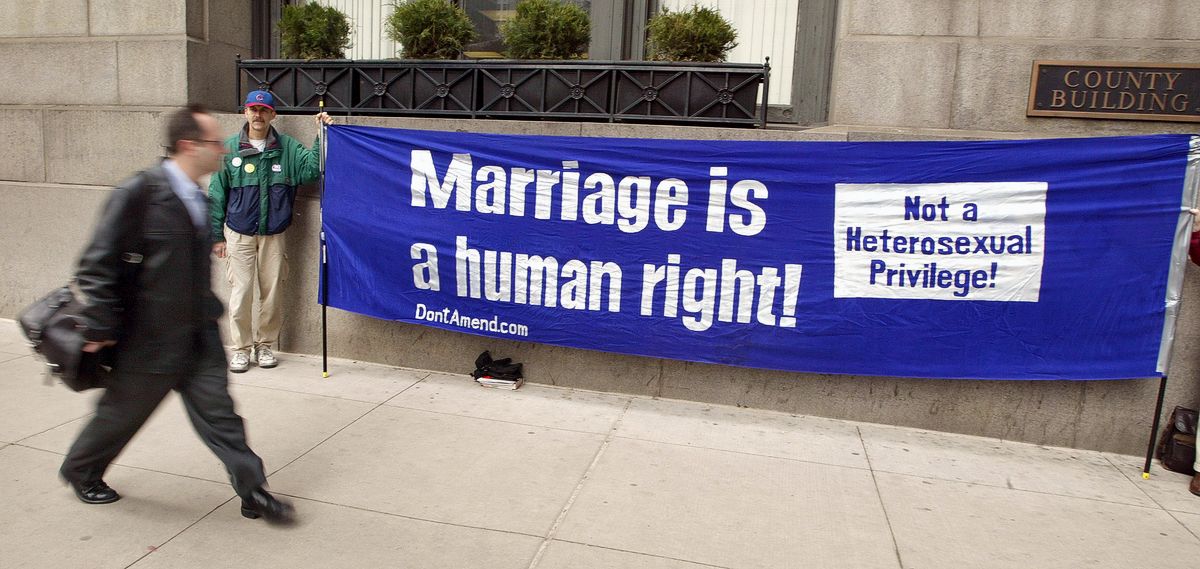 Баннер в поддержку однополых браков перед зданием мэрии в Чикаго, 2 марта 2004 г.