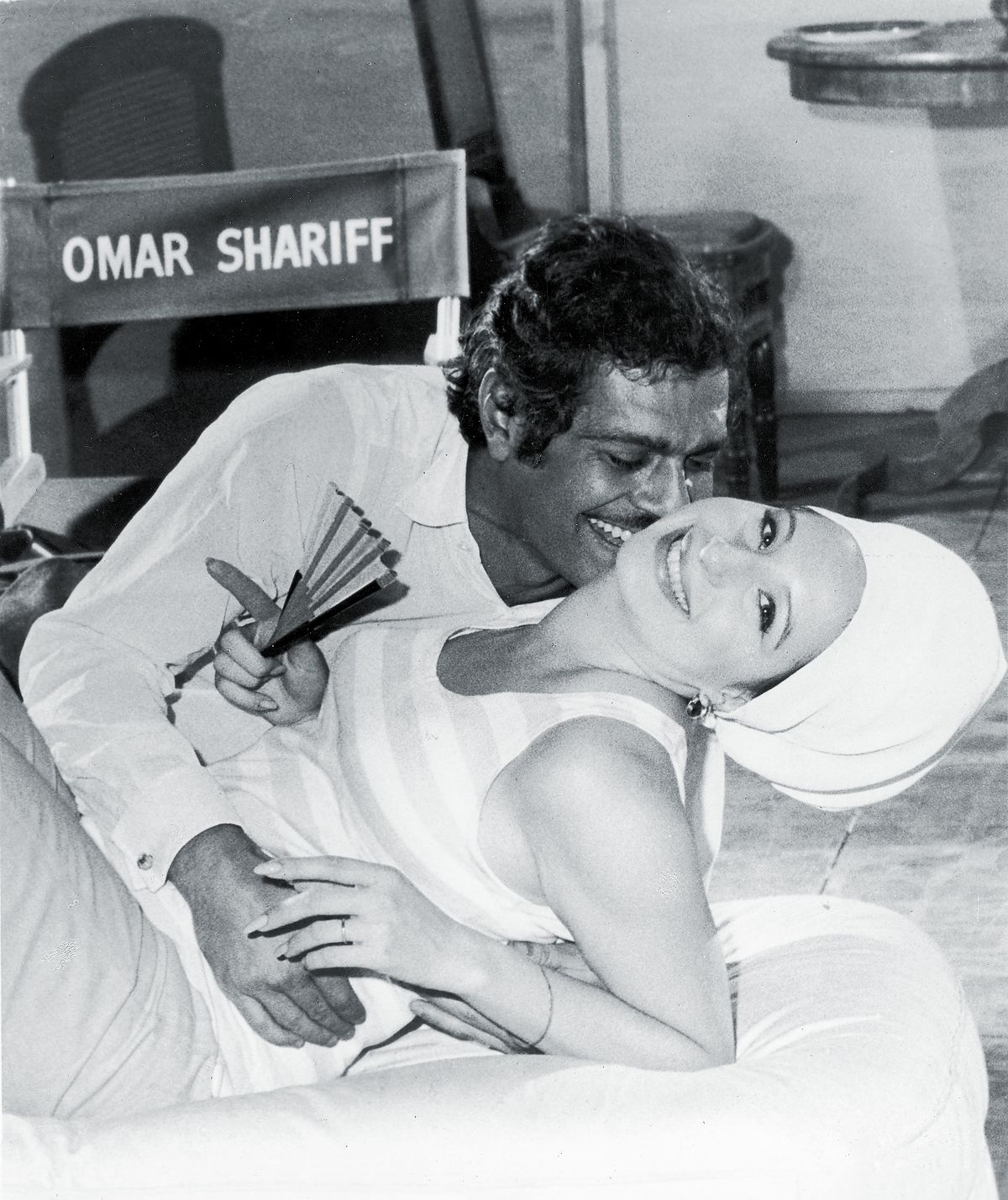 С Омаром Шарифом воссоздают любовную сцену из фильма 1968 года «Смешная девчонка»