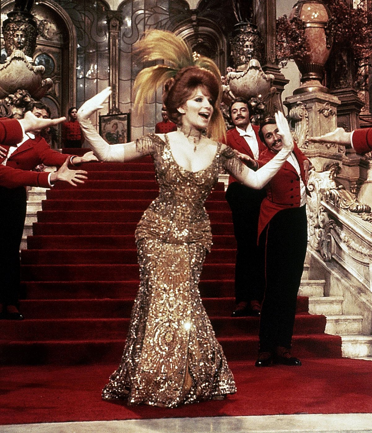 Барбра Стрейзанд в знаменитом платье, стоимостью 50 000 фунтов стерлингов (более 4 500 000 рублей), в фильме «Хеллоу, Долли!»