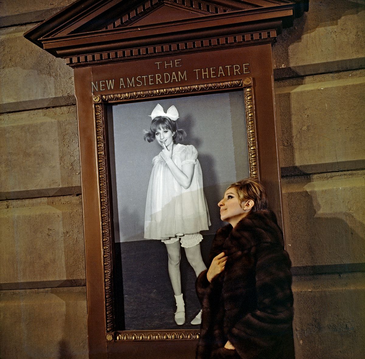 Барбра Стрейзанд возле Театра «Новый Амстердам» рядом с афишей к фильму «Смешная девчонка»