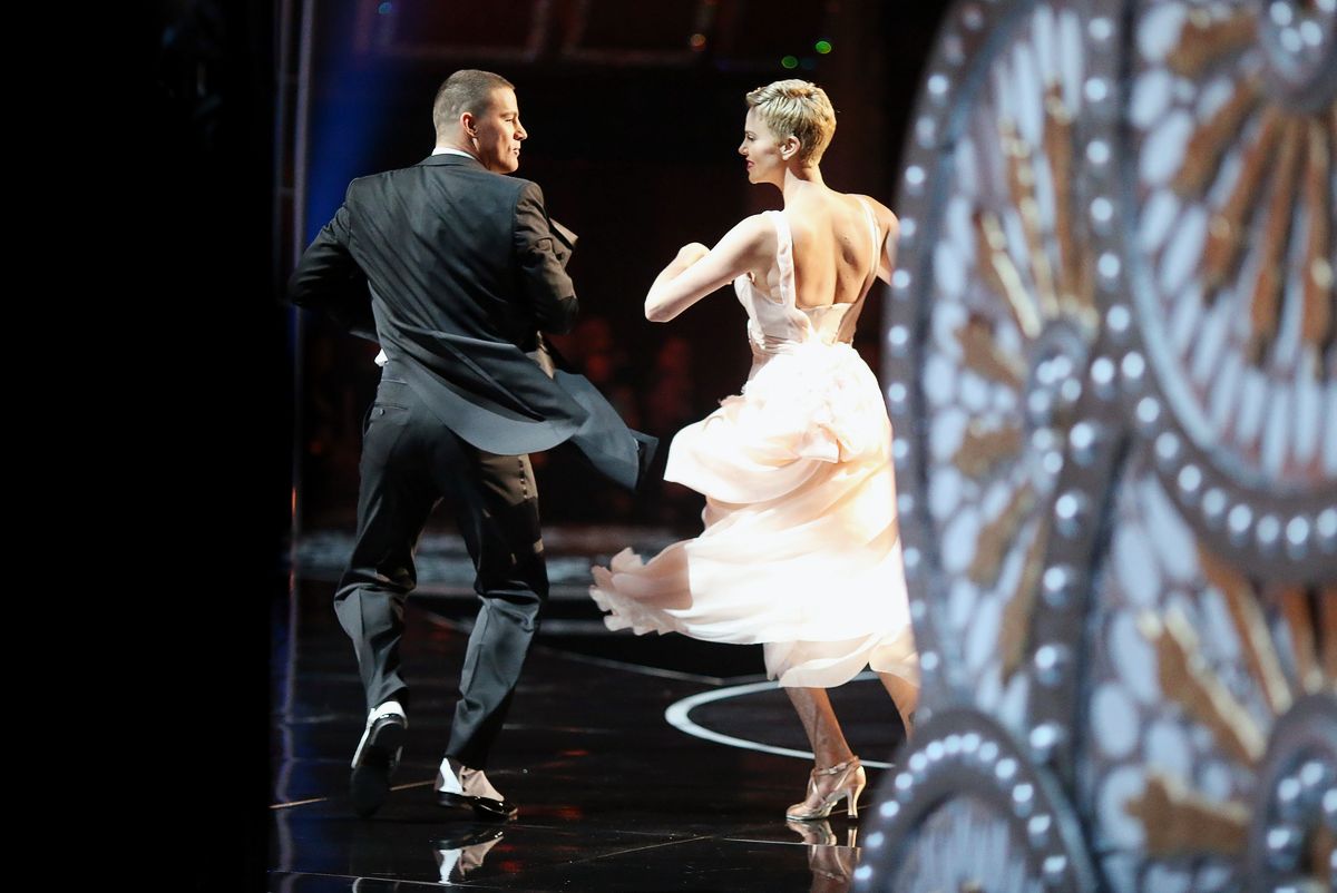 Ченнинг Татум и Шарлиз Терон танцуют на сцене во время церемонии вручения «Оскар»