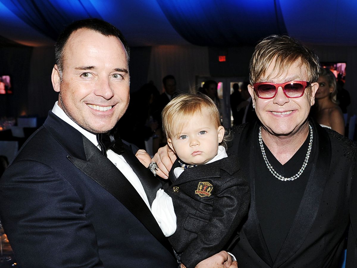 Дэвид Ферниш и сэр Элтон Джон с сыном Захари на 20-й ежегодной церемонии вручения премии Elton John AIDS Foundation Academy Awards