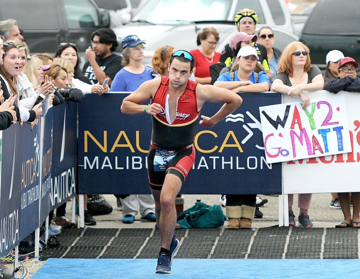 Участвует в триатлоне Nautica Malibu Triathlon