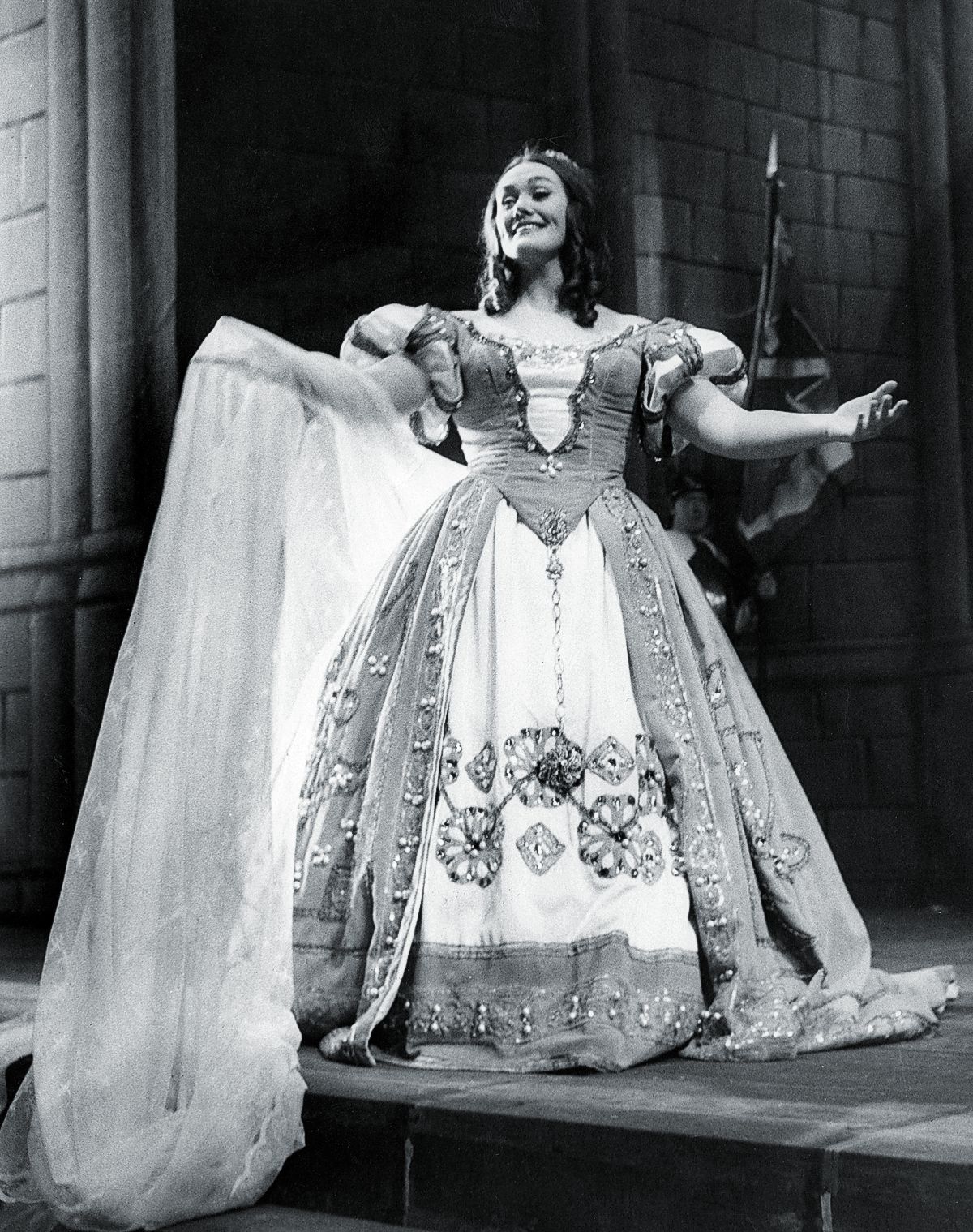 Джоан Сазерленд в роли Эльвиры во время репетиции оперы Беллини «Пуритане»