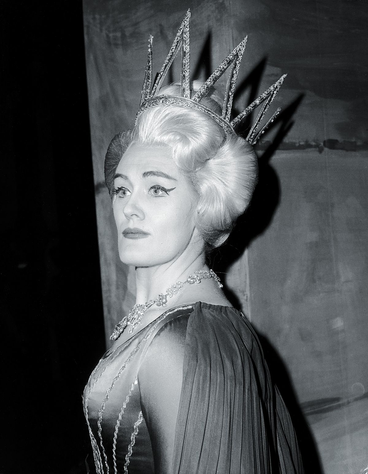 Джоан Сазерленд в сценическом костюме «Королевы ночи» во время постановки Моцарта «Волшебная флейта», 1962 г.