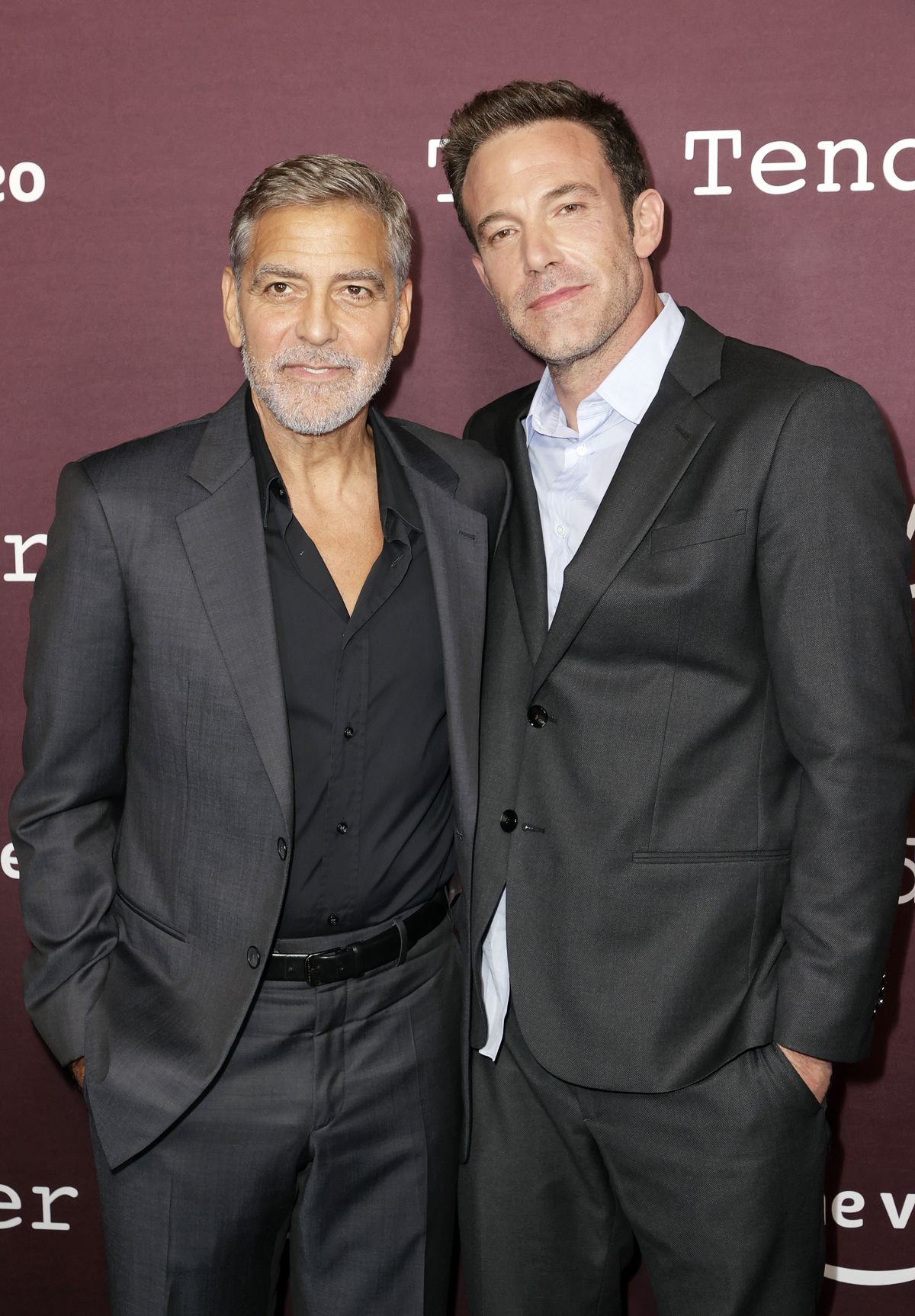 Джордж Клуни, Бен Аффлек на премьере фильма «Нежный бар», фото 1