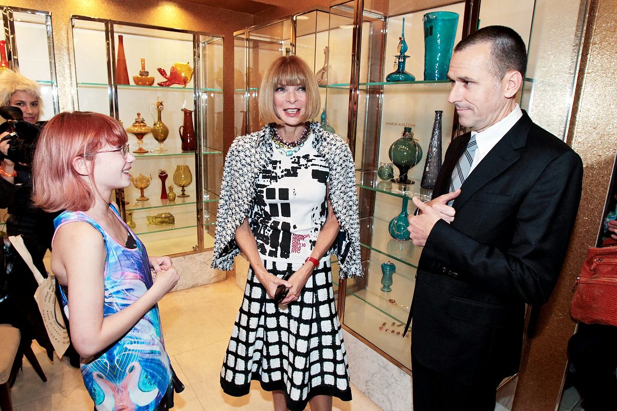 Главный редактор журнала Vogue Анна Винтур и генеральный директор Barneys Марк Ли беседуют с блогером Тави Гевинсон на праздновании Fashion's Night Out