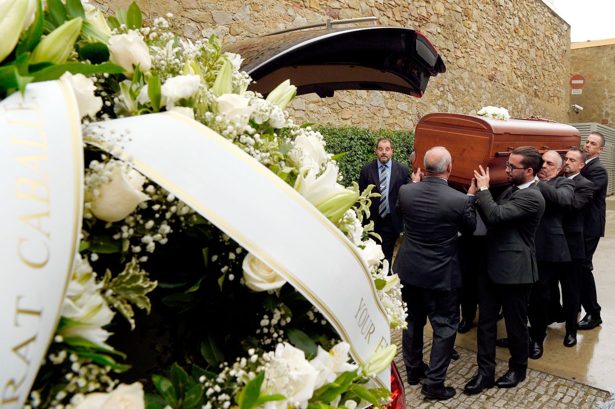 Гроб с останками испанской оперной певицы Монтсеррат Кабалье несут во время ее похорон