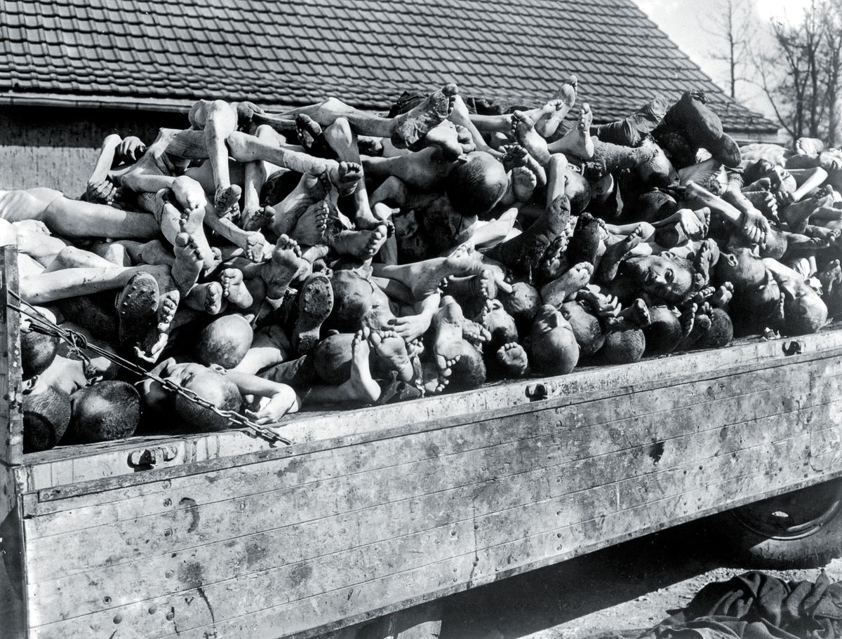 Груда трупов, сложенных в транспортном вагоне, жертвы нацистской Германии