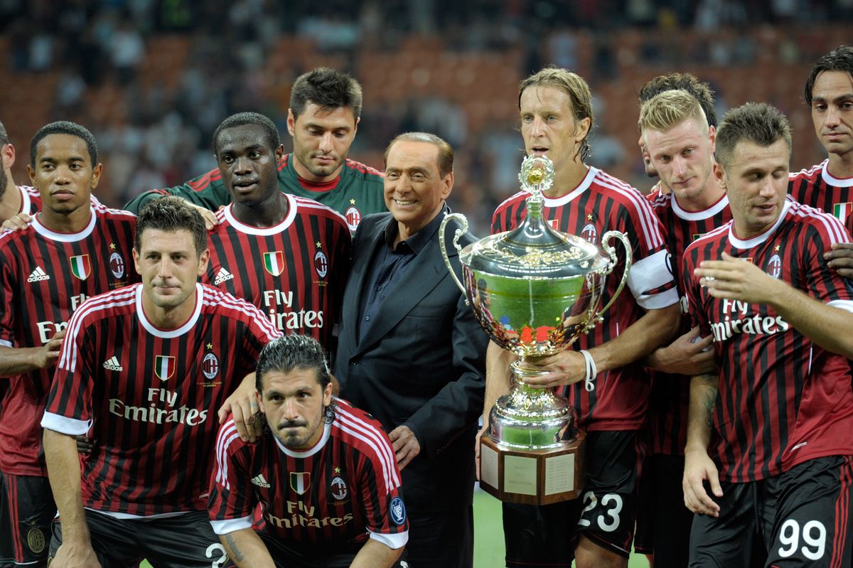 Игроки «Милана» и Сильвио Берлускони празднуют победу