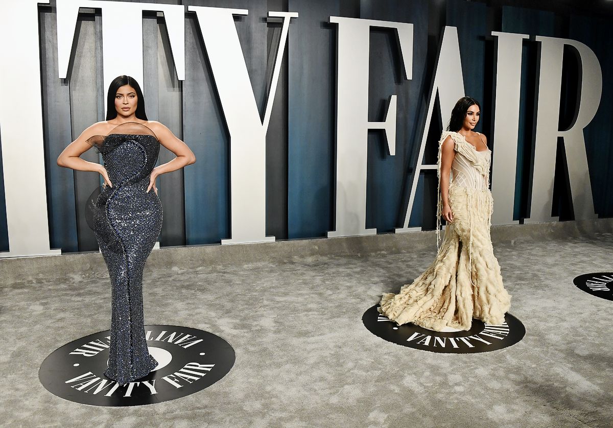 Кайли Дженнер и Ким Кардашьян на вечеринке Vanity Fair Oscar 2020