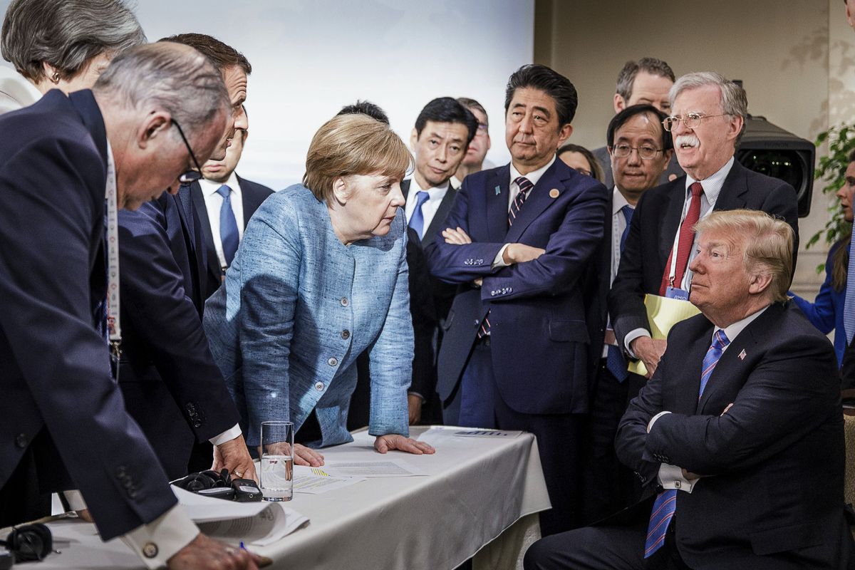 Канцлер Германии Ангела Меркель с президентом США Дональдом Трампом на саммите G7 в Шарлевуа, 9 июня 2018 г.
