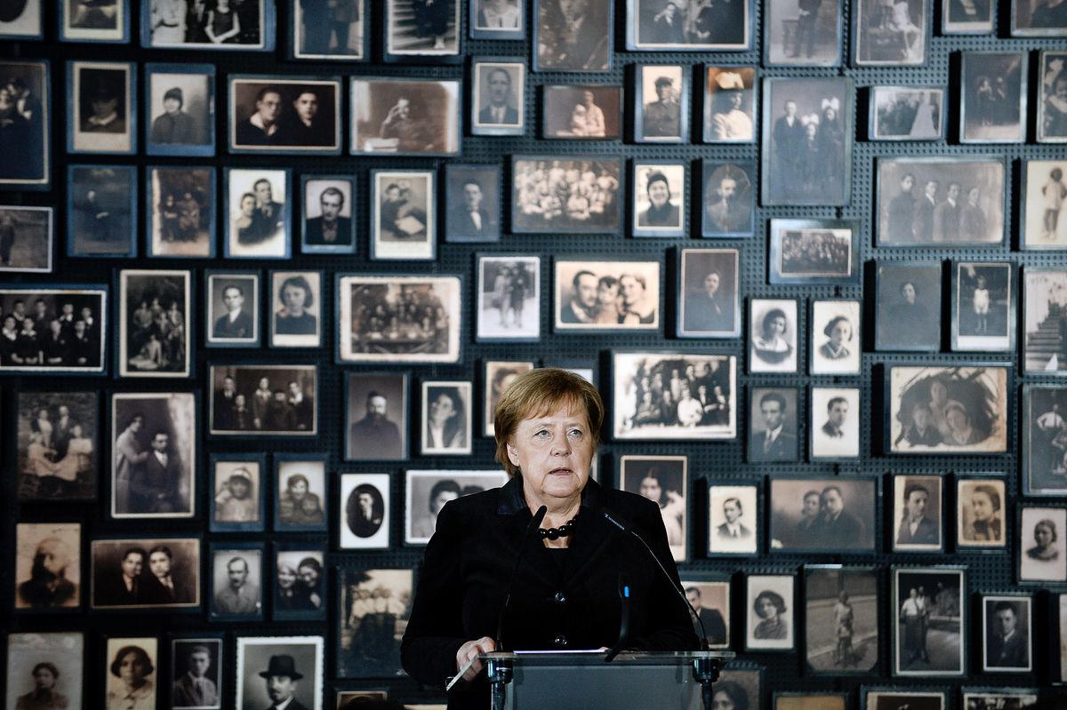 Канцлер Германии Ангела Меркель выступает с речью во время 10-й годовщины основания фонда Аушвиц-Биркенау в память жертв концлагеря Освенцим