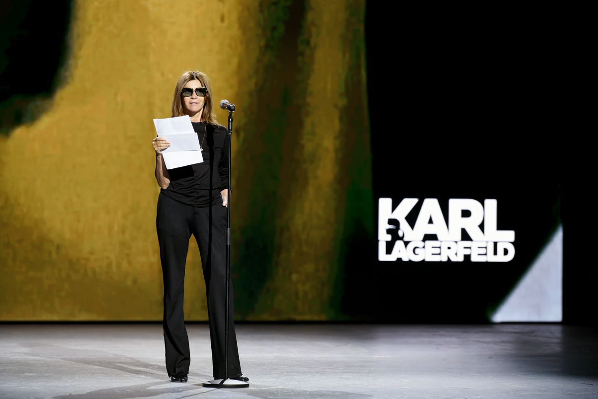 Карин Ройтфельд вручает премию Karl Lagerfeld Innovation Award на международной премии Woolmark Prize 2020 в рамках Недели моды в Лондоне, 17 февраля 2020 г.