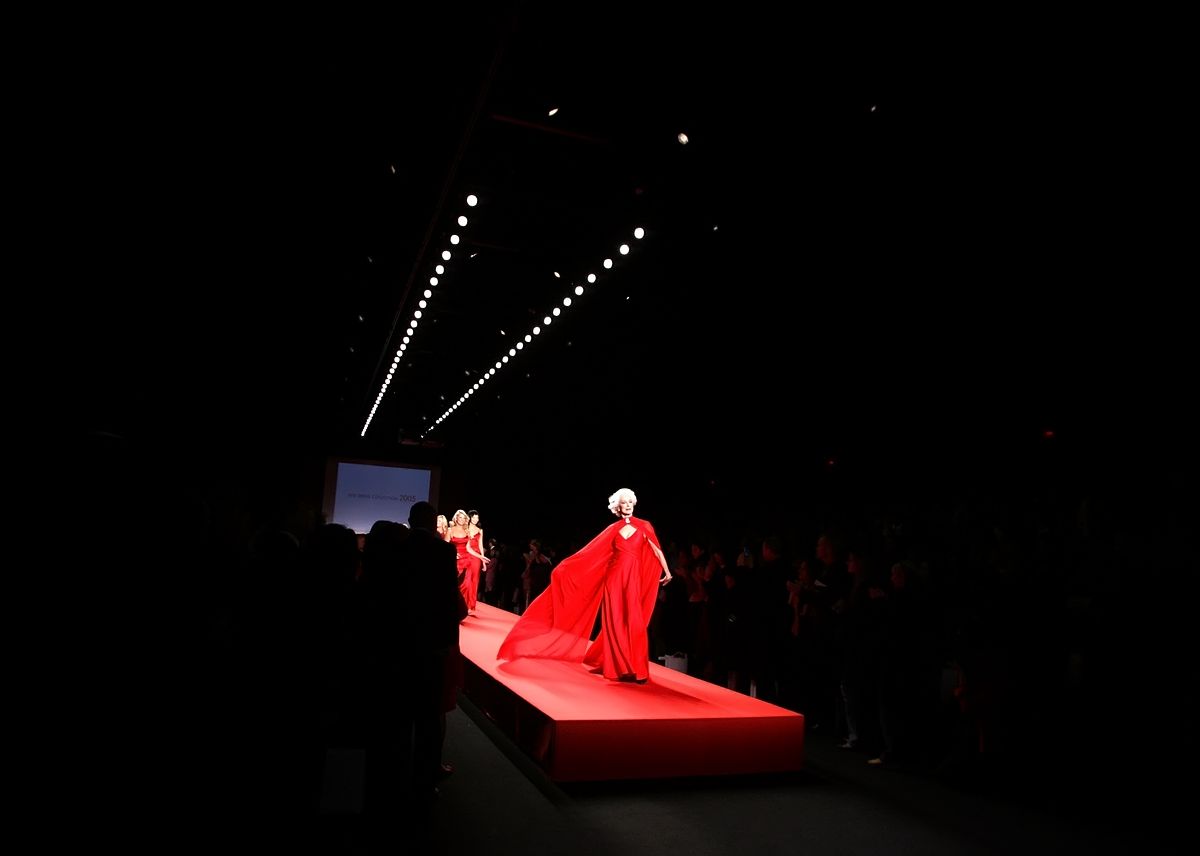 На подиуме в коллекции красных платьев Heart Truth во время Недели моды Olympus в Нью-Йорке, 4 февраля 2005 г., фото 1