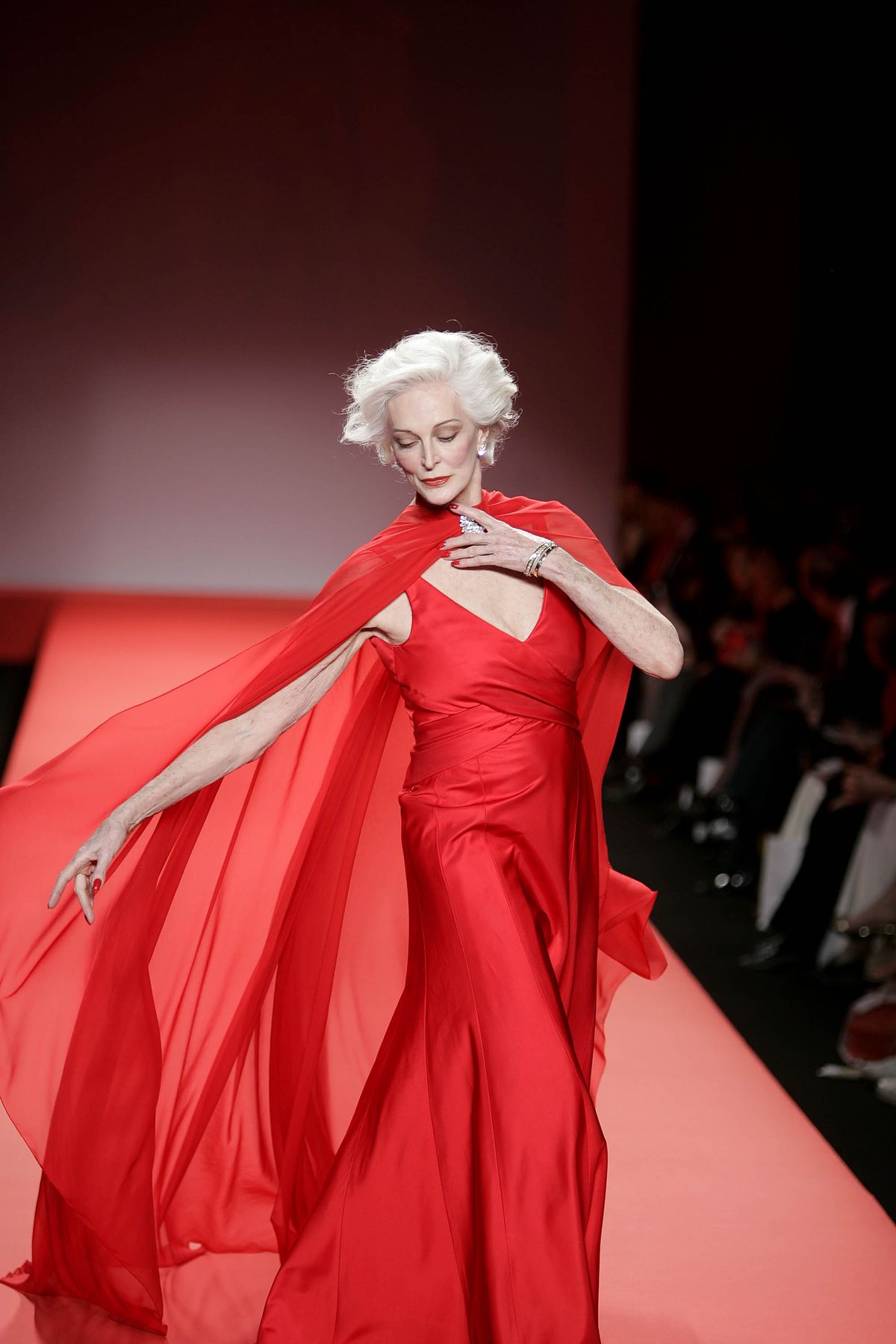 Кармен Делль’Орефиче на подиуме в коллекции красных платьев Heart Truth