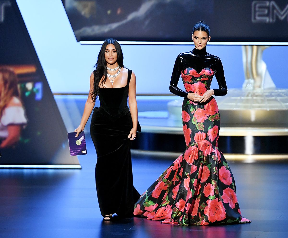 Ким Кардашьян и Кендалл Дженнер во время 71-й церемонии вручения премии Эмми