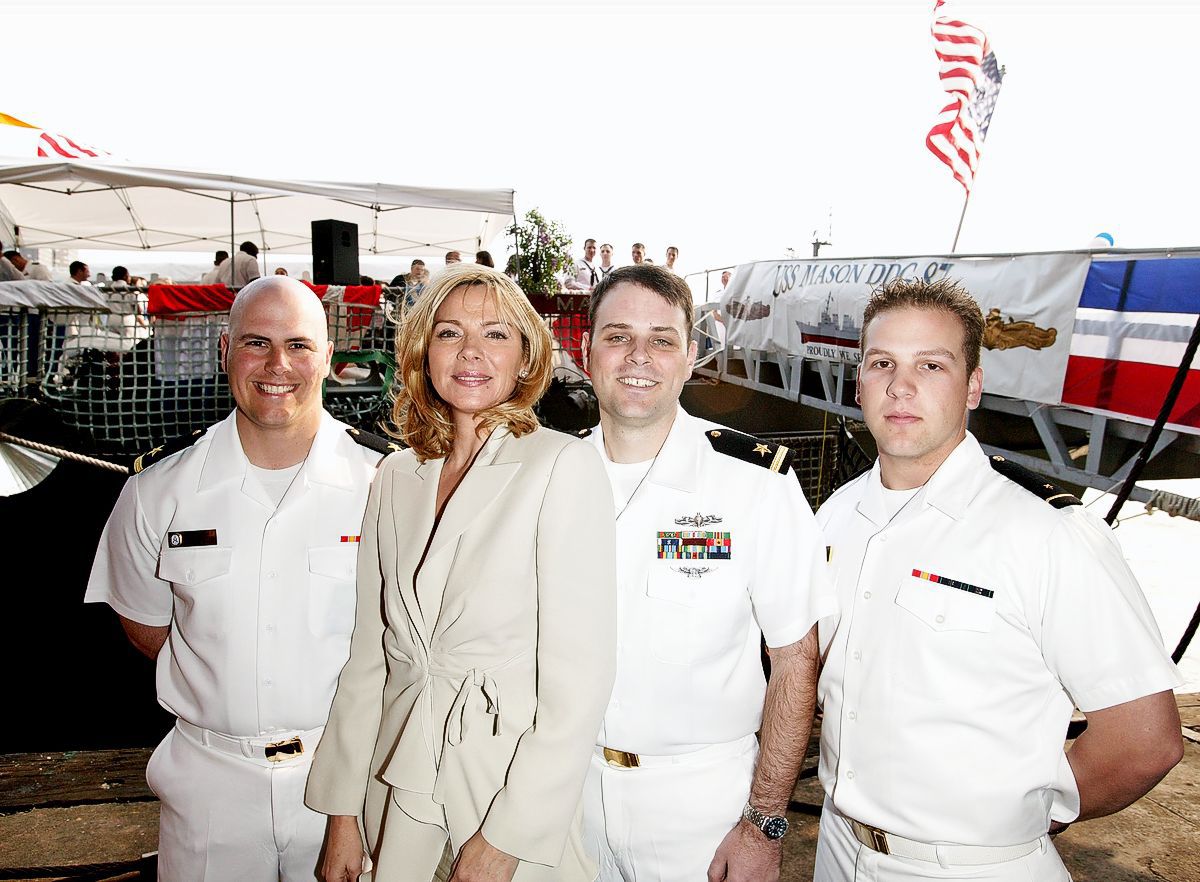 Ким Кэттролл с моряками на борту USS Mason на церемонии запуска новой кинокомпании TH Entertainment и ее первого фильма «Гордость»