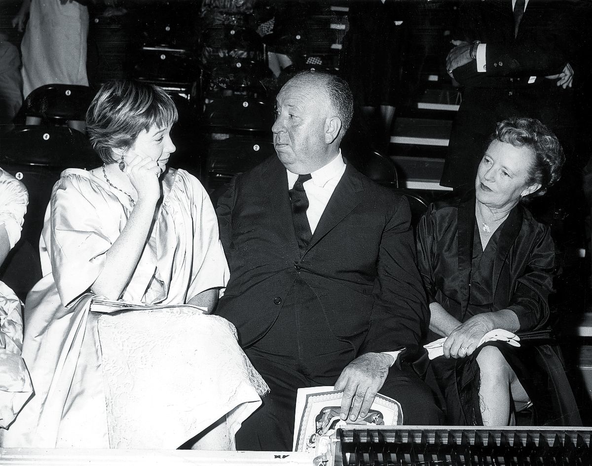 Альфред Хичкок на открытии «Ice Follies» со своей женой Альмой и Ширли Маклейн