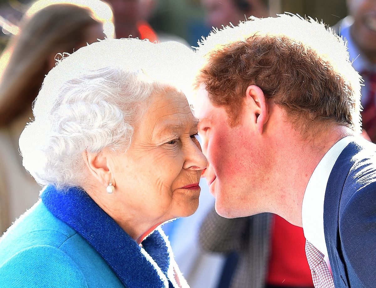 Королева Елизавета II и принц Гарри на ежегодной выставке цветов Челси