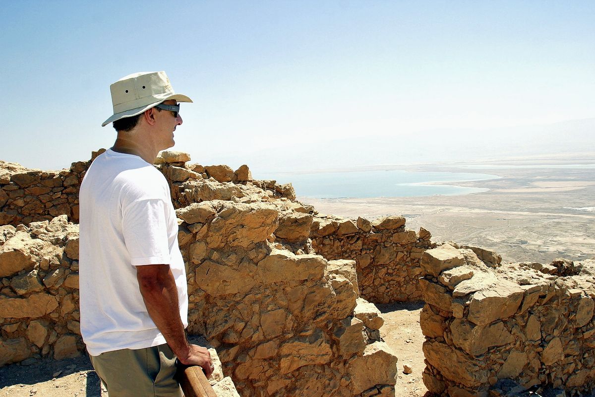 Крис Нот наслаждается видом с вершины древней крепости Масада в пустыне на юге Израиля