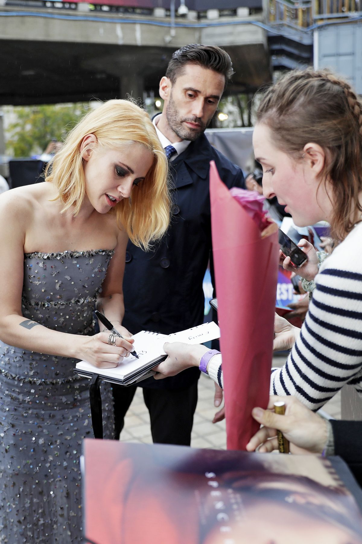 Кристен Стюарт раздает автографы на премьере фильма «Спенсер» в рамках 65-го Лондонского кинофестиваля BFI