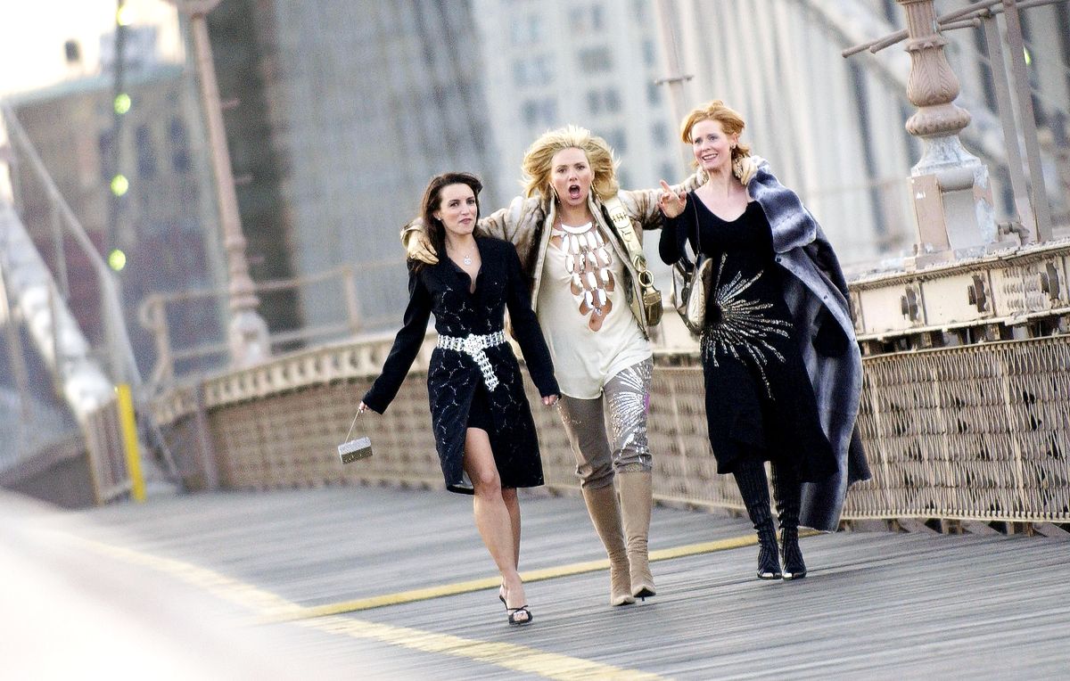 Кристин Дэвис, Ким Кэттролл, Синтия Никсон в рекламном ролике для сериала «Секс в большом городе» на Бруклинском мосту