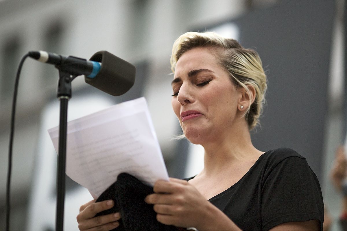 Леди Гага пытается не плакать, читая имена погибших во время Массового убийства в Орландо 12 июня 2016 года в Лос-Анджелесе