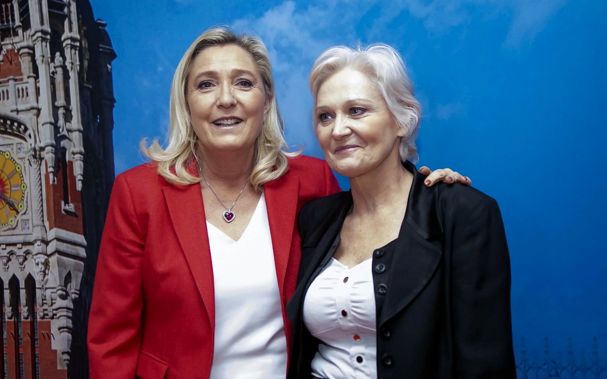 Баллотируется в депутаты городского совета Кале на севере Франции, рядом с ней сестра Мари-Каролин Ле Пен